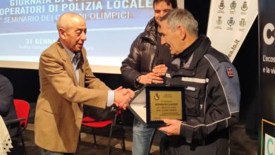 il Sindaco Sauze d'Oulx Meneguzzi premia Claudio Serminato